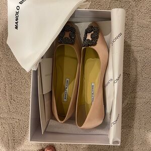 Manolo Blanik hangisi flats in gold size 38